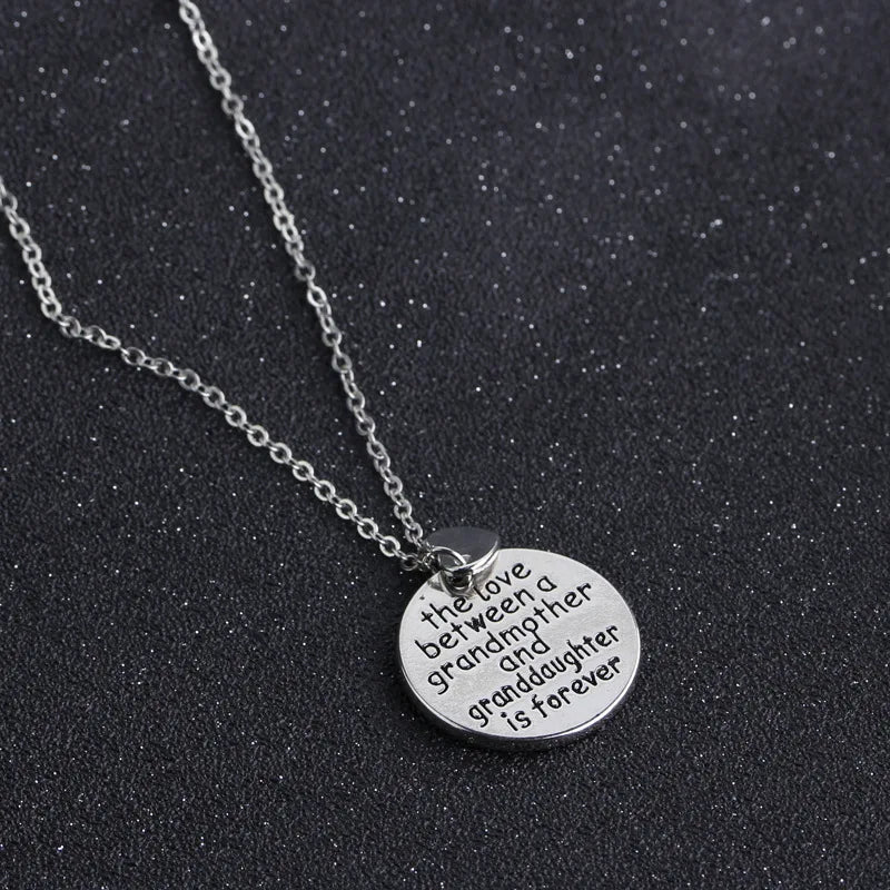 Collar con colgante de corazón: "El amor entre una abuela y una nieta es para siempre"