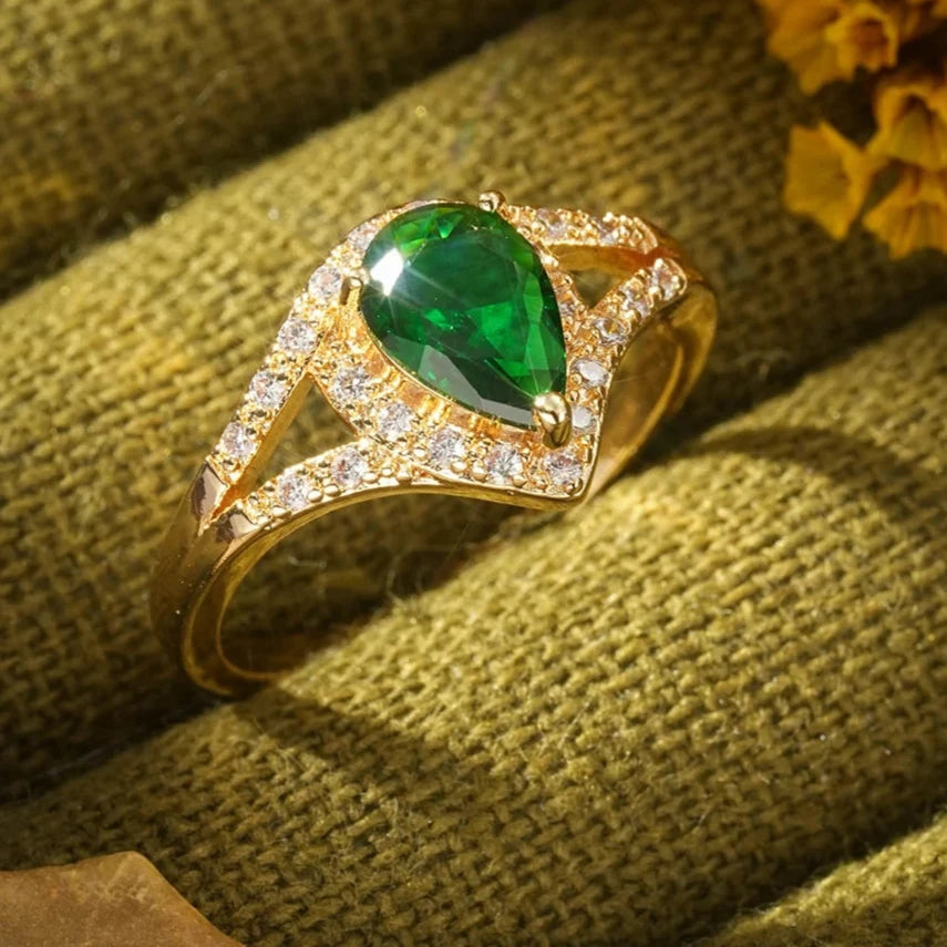 Anillo elegante de mujer con circonitas verdes en color dorado 