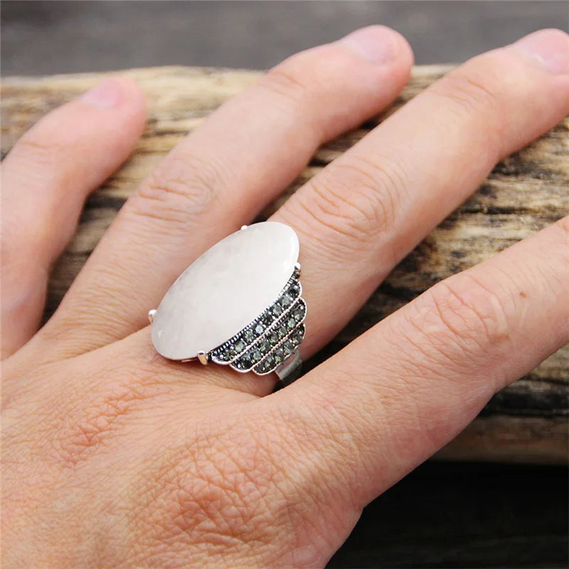 Anillo vintage en forma de ojo bañado en plata con piedra natural