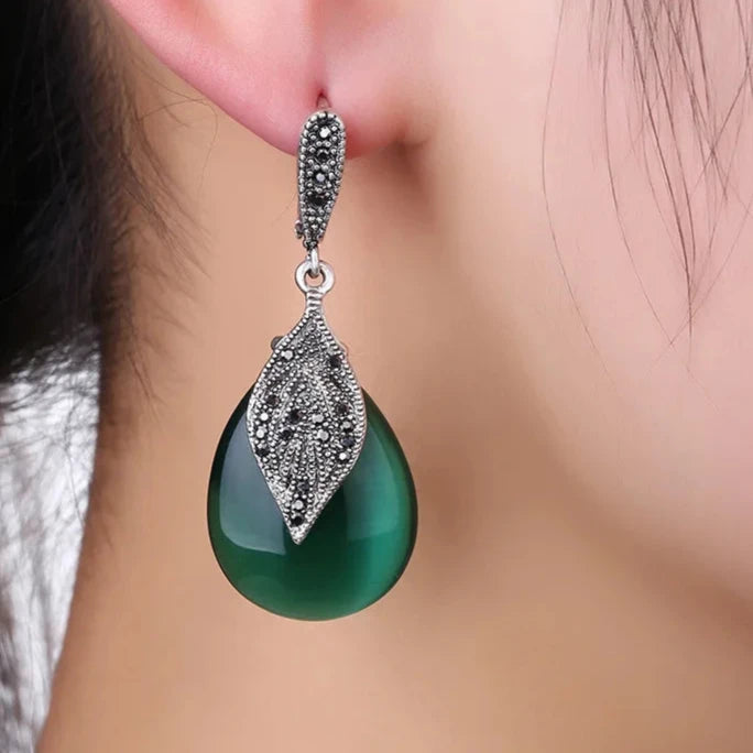 Pendientes colgantes de hojas con piedra verde y diamantes de imitación negros