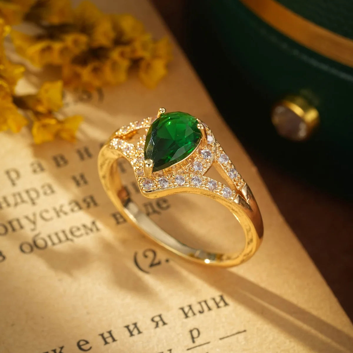 Anillo elegante de mujer con circonitas verdes en color dorado 